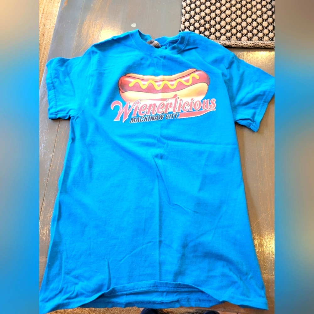 Vintage style hot dog shop tee sz small